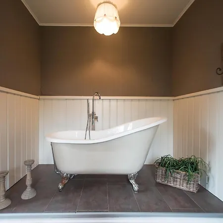 Luxury Estate With Pool & Spa, Cleaning Included 度假居